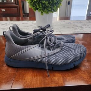 Men's Reebok tennis shoe